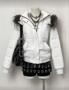 ホワイトダウンジャケット フード付き