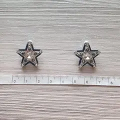 スターモチーフ　ピアス　ラインストーン　星型ピアス