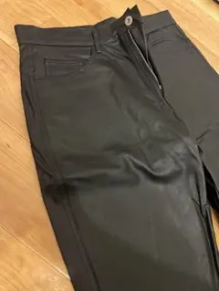 黒　レザースラックス
