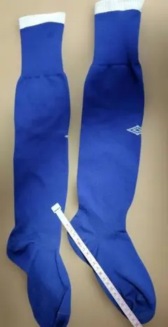 青いサッカー用長いソックス