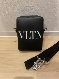 【ほぼ未使用】VALENTINO VLTN スマートフォンショルダー ほぼ未使用】VALENTINO VLTN スマートフォンショルダー - メルカリ