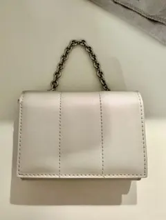 【美品】Charles&Keith二つ折り財布 パール光沢のサムネイル