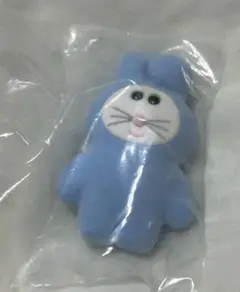 青いウサギのぬいぐるみ