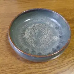 青緑色の陶器製浅皿