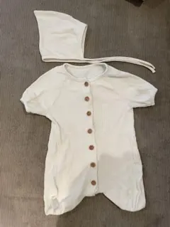 ホワイト ボタン付きロンパース 帽子