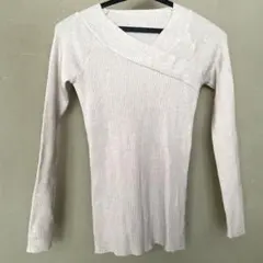 新品未使用　ベージュ クロスオーバー ラウンドネック 長袖リブニット