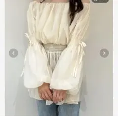 JUNOAH オフショルシアーボリュームブラウス アイボリー オフショル