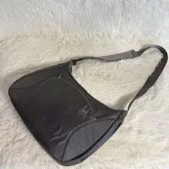 adidas ショルダーバッグ ブラック 三角型 ショルダー バッグ　旅行　遠征