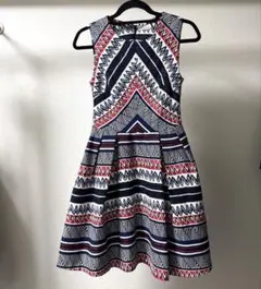 美品 幾何学柄ノースリーブAラインワンピース