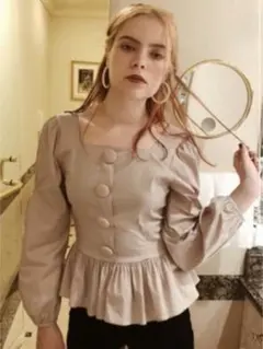 epine square neck pepram blouse beige