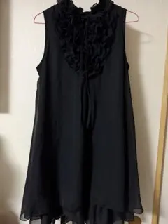 黒いフリルノースリーブワンピース