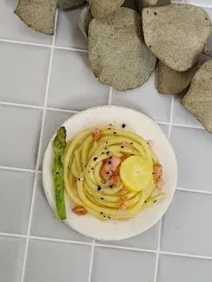ミニチュアフード　アスパラとベーコンのオイルパスタ