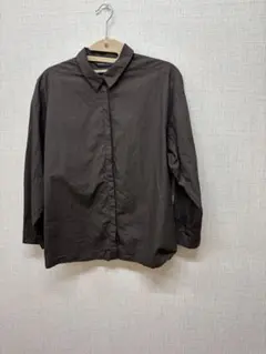 ダークブラウン シャツ