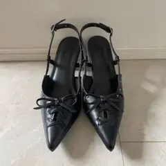 ブラックリボン付きポインテッドトゥパンプス