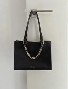 FURLA ブラック ハンドバッグ チェーン装飾