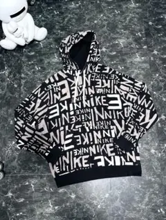 NIKE ナイキスウェットパーカー　総柄ロゴスウッシュ　刺繍　フーディー　XL