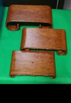 一刀彫で入れ子式になった花台、香炉台です