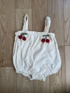 チェリー刺繍のクリーム色ロンパース