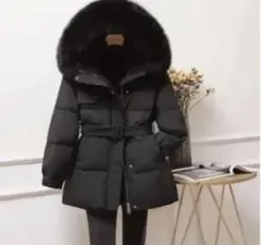 フード付き黒ダウンジャケット