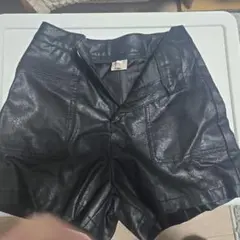 黒 合成皮革 ショートパンツ