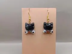 黒猫と肉球お手々のピアス　イヤリング　チャーム