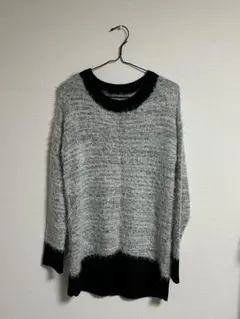 グレーとブラックの長袖セーター
