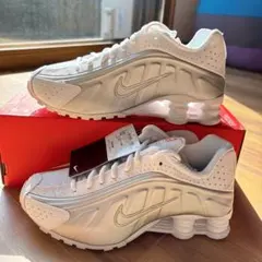 【新品】NIKE SHOX R4 ショックス ホワイト/シルバー 23.5cm