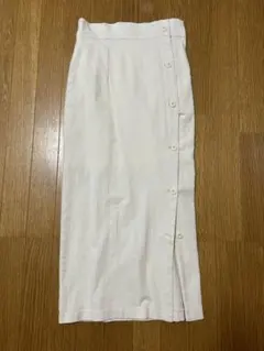 アイボリー ボタン付きサイドスリットロングスカート
