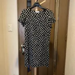 GIVORS ひざ丈半袖ワンピース •チュニック　黒と白のパターン