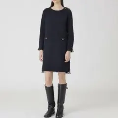 黒の長袖ワンピース ボタン付き
