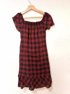 赤と黒のチェック柄オフショルダーミニワンピース