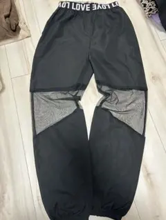 ブラックパンツ