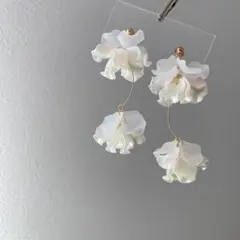 ブライダル　ウェディング　花嫁　すりガラス　ホワイト　花びら　ピアス　イヤリング