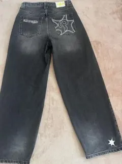 ロゴ入りのスタイリッシュなジーンズM