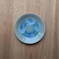 水色の花びら模様の陶器小皿(花結晶)