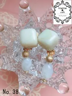 【No.38】マーブルキューブとチェコビーズのイヤリング（ホワイト）