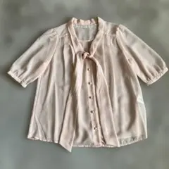 リボン付きピンクシフォンブラウス