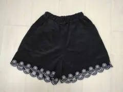 黒の刺繍入りハーフパンツ
