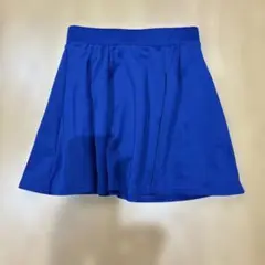鮮やかなブルーのフレアミニスカート