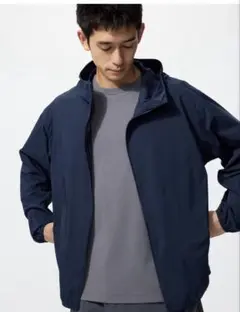 ユニクロ　ポケッタブルUVカットパーカ　Lサイズ　ネイビーのサムネイル