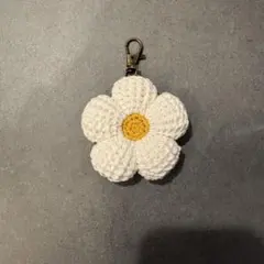 ハンドメイド　コットンフラワーチャーム　ホワイト×イエロー