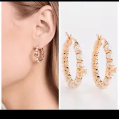 トリーバーチ　フープピアス　やや大きめ　ロゴ&パール　ゴールド色