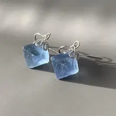 透明感ブルー ＊ フローライト 八面体 ピアス｜シルバー ステンレス