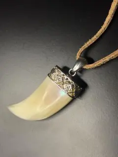 ✅象牙風 牙型ペンダント ネックレス オーロラ加工 透かし装飾 昭和レトロ