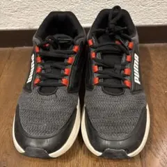 PUMA ブラック/レッド スニーカー