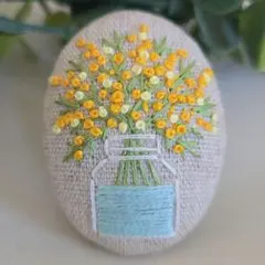 #128　ミモザ　刺繍ブローチ　ハンドメイド　くるみボタン