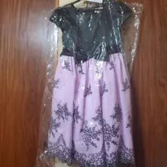 黒とピンクの刺繍入りフォーマルドレス