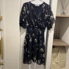 花柄ラップドレス 半袖 ひざ丈 黒