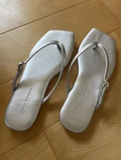 URBAN RESEARCH シルバー トングサンダルのサムネイル