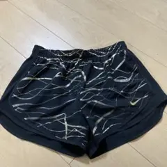 NIKE ナイキ黒金ハーフパンツショートパンツゴールドが少し薄くなってます